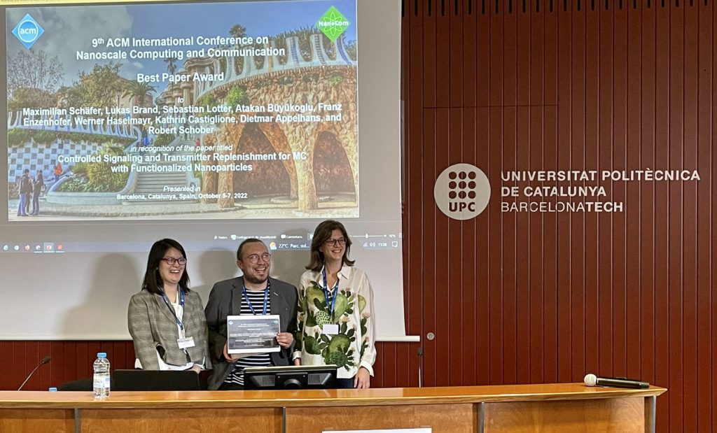 Dr. Maximilian Schäfer receives the Best Paper Award.
