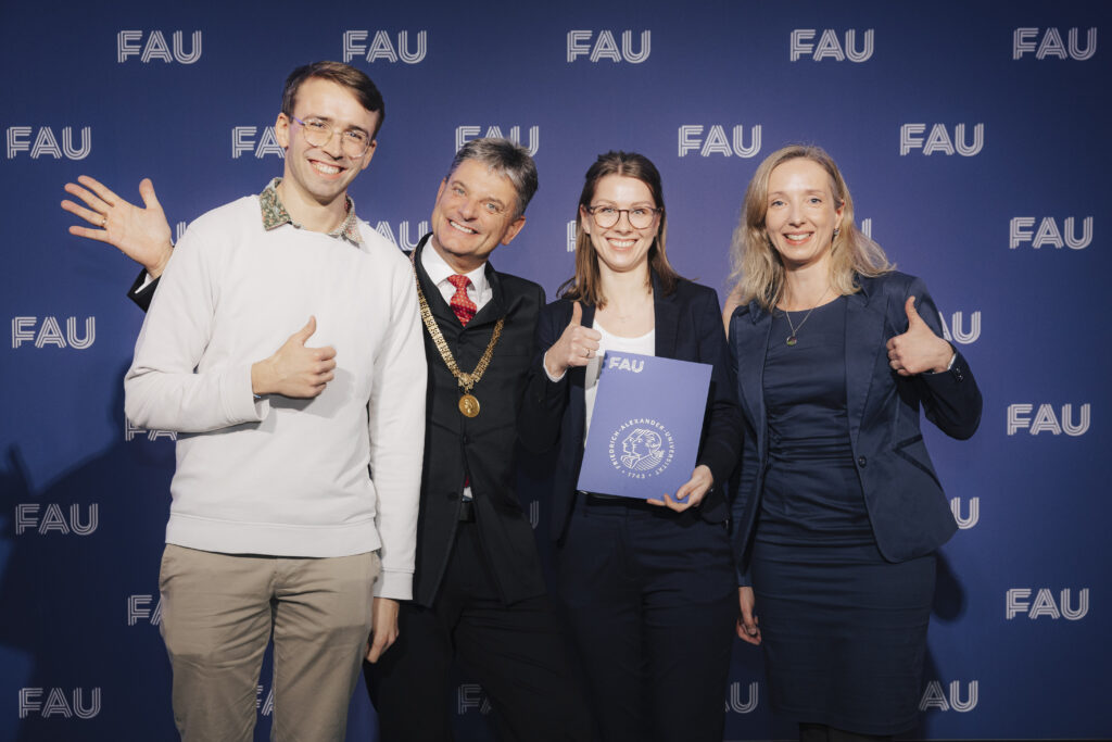 Two males: Matthias Tobler and Joachim Hornegger and two females: Stefanie Brückner and Kathrin Castiglione with the FAU Sustainability Prize